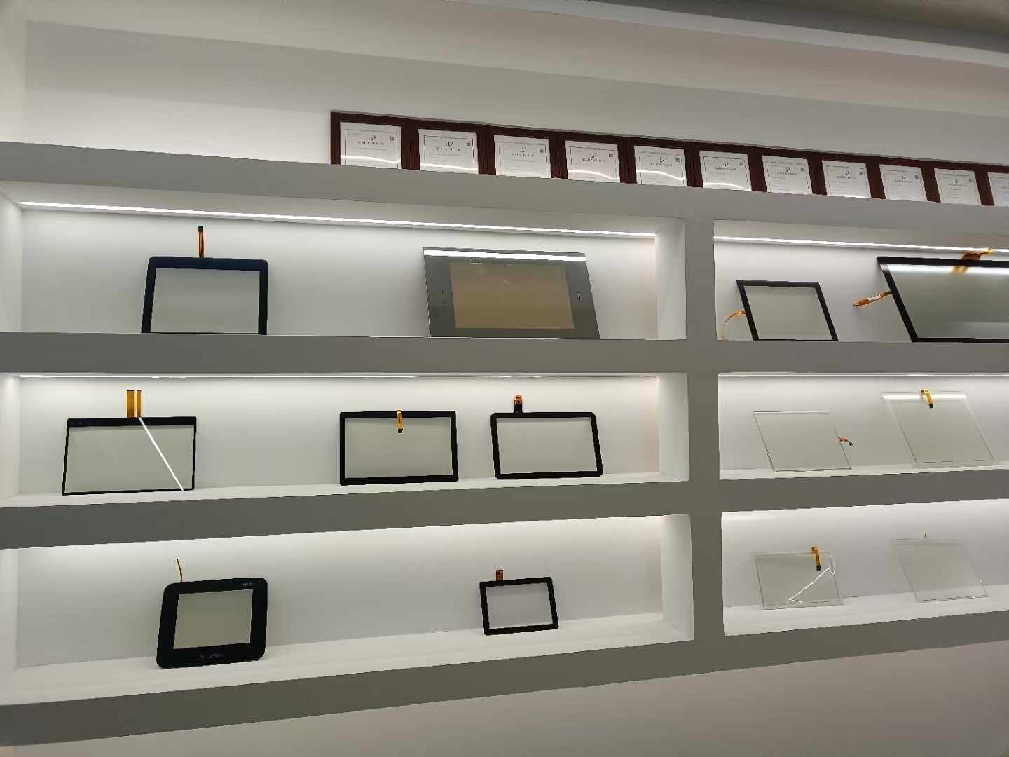 Flexible <a href=https://www.szdingtouch.com/new/touchscreen.html target='_blank'>touchscreen</a> Fabrication